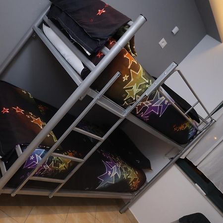 Sonche Hostel Тирана Экстерьер фото