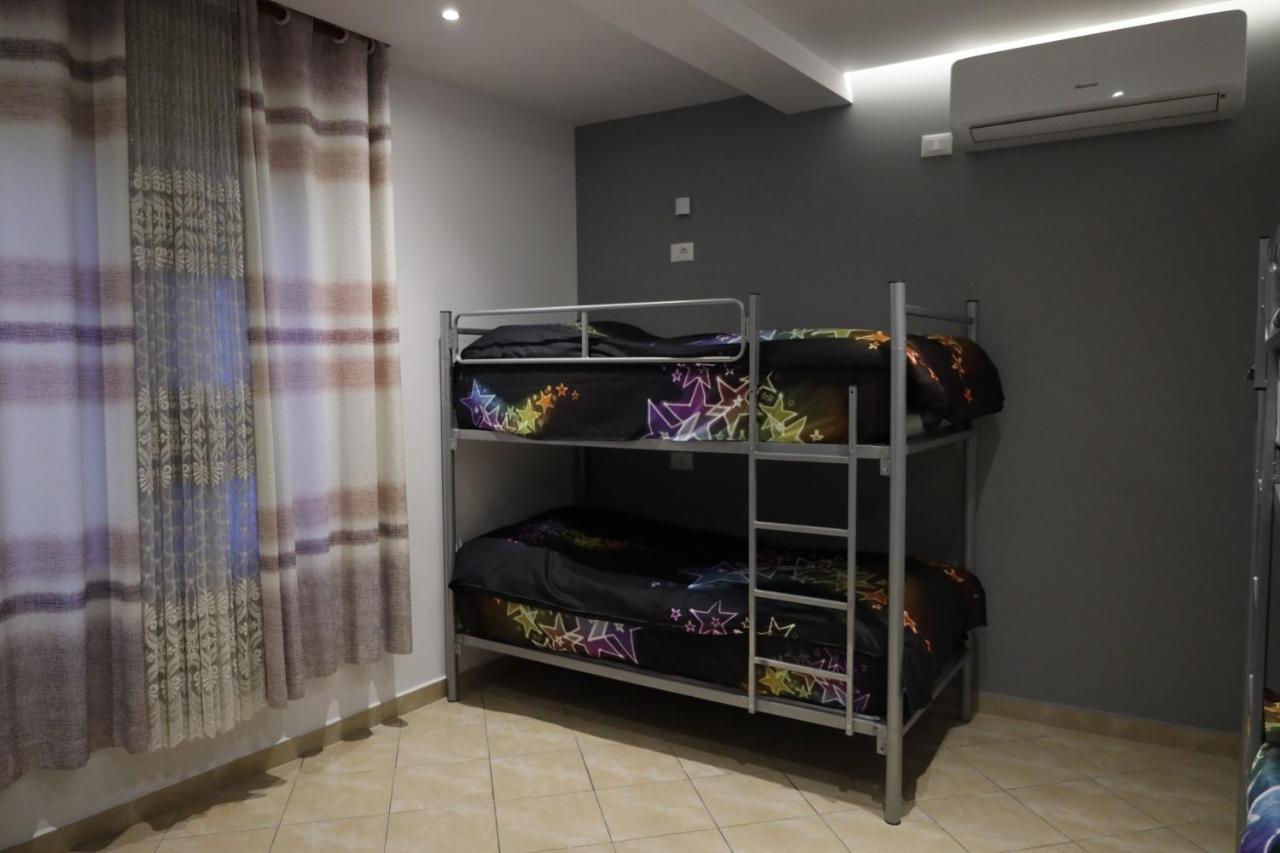 Sonche Hostel Тирана Экстерьер фото
