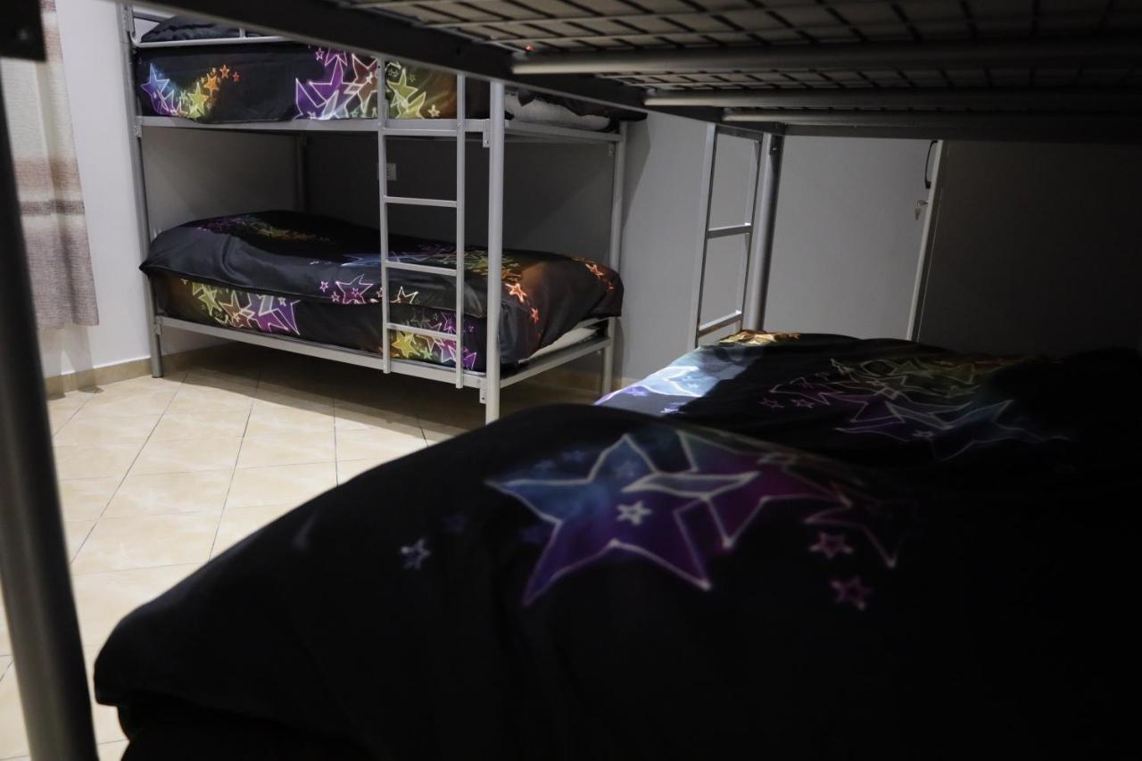 Sonche Hostel Тирана Экстерьер фото