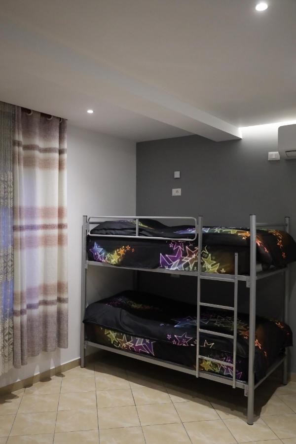 Sonche Hostel Тирана Экстерьер фото