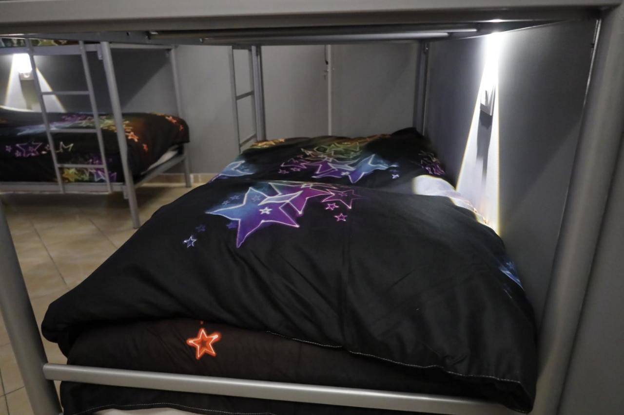 Sonche Hostel Тирана Экстерьер фото