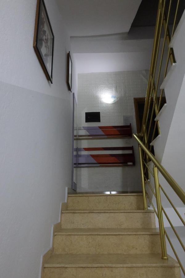 Sonche Hostel Тирана Экстерьер фото