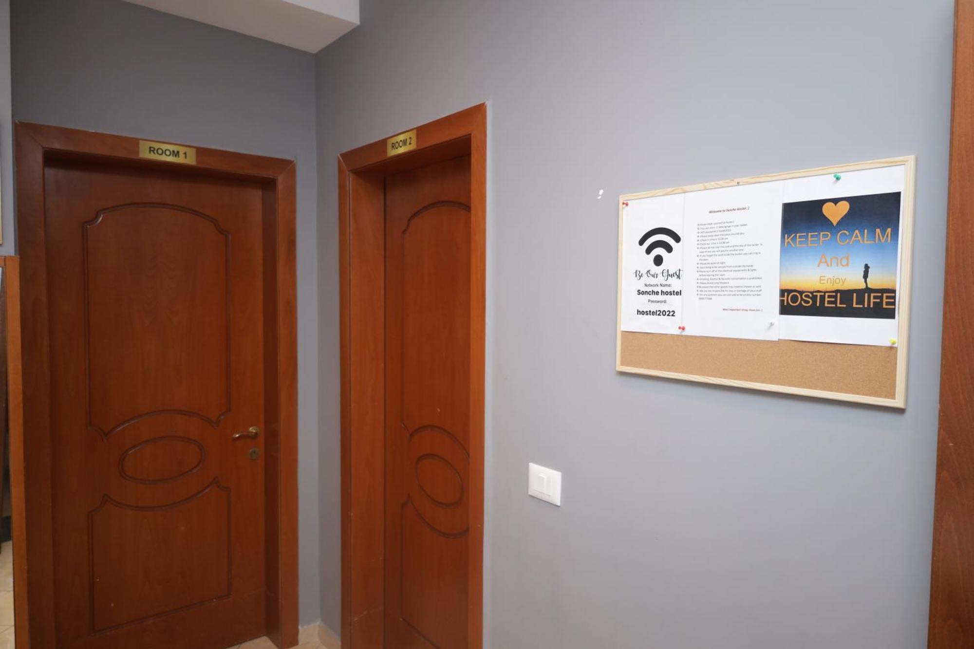 Sonche Hostel Тирана Экстерьер фото