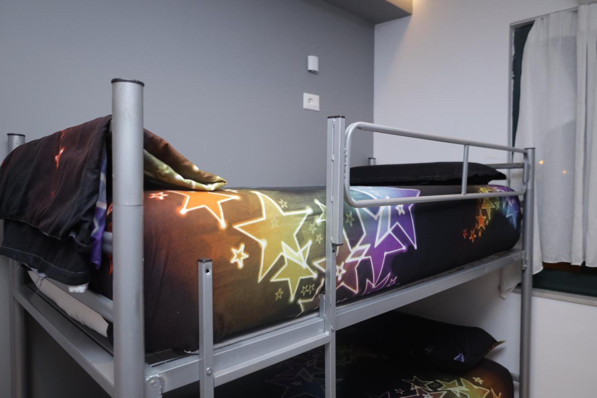 Sonche Hostel Тирана Экстерьер фото