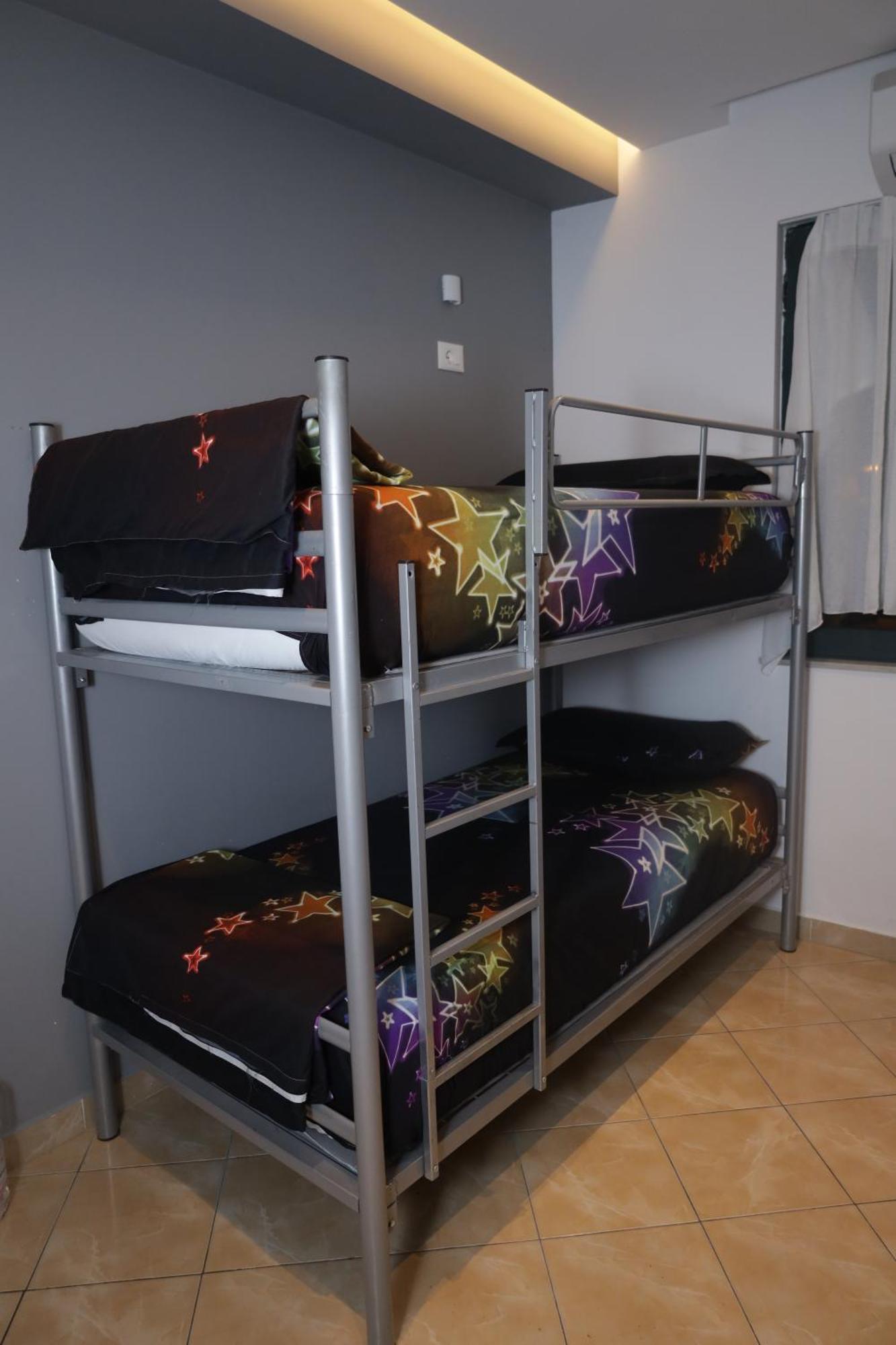 Sonche Hostel Тирана Экстерьер фото