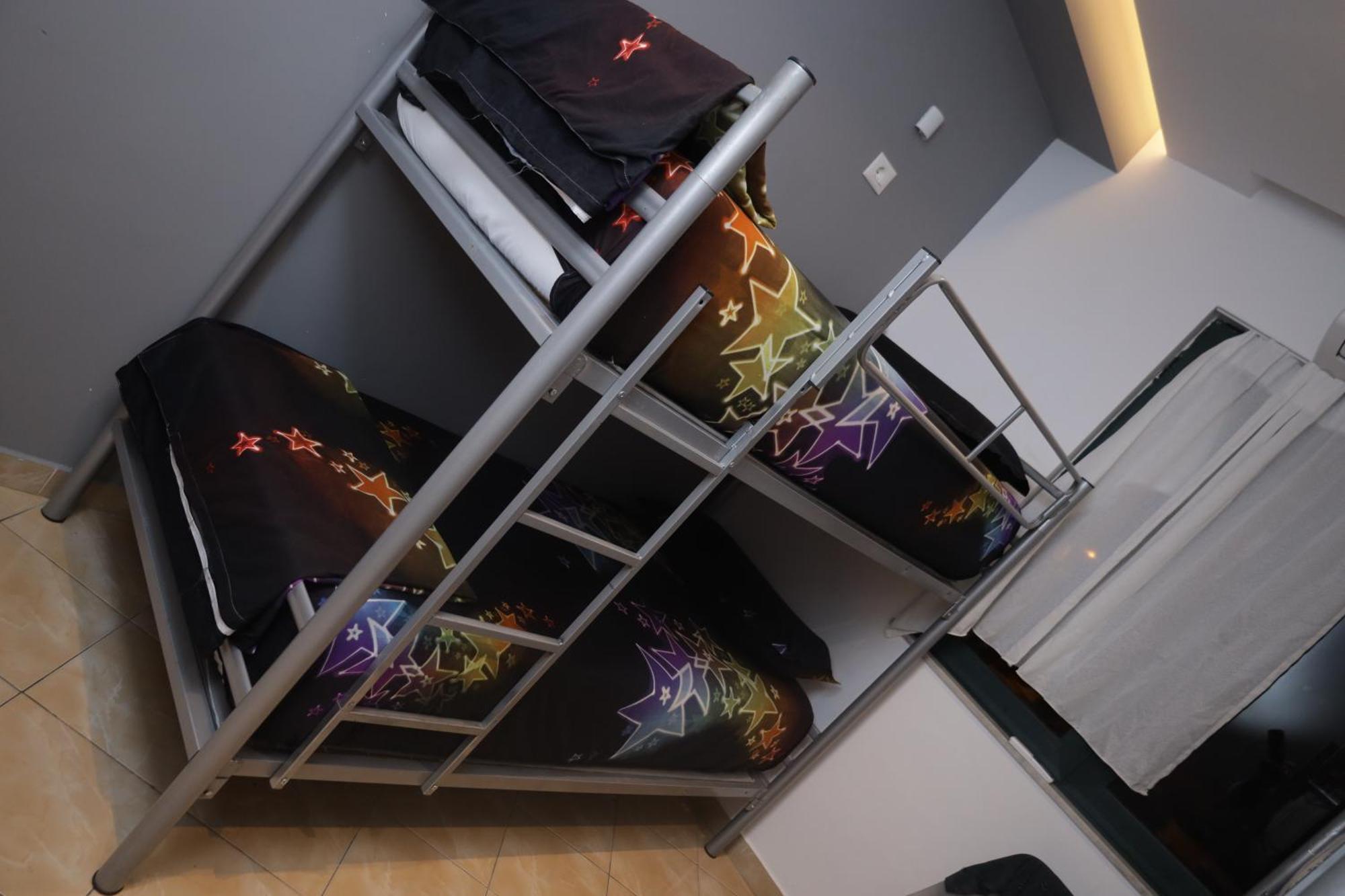 Sonche Hostel Тирана Экстерьер фото